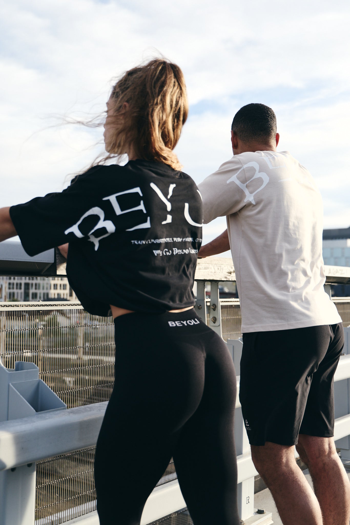 Modèles Beyoli regardent l'avenir